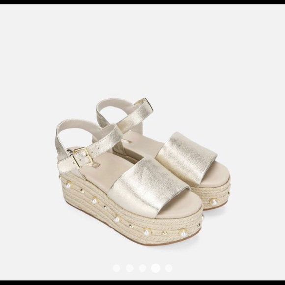 Kenneth Cole Shoes - 🔥Kenneth Cole Indra studs leather sandals🔥